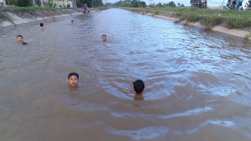 anh nang nong nhu rang dan ha noi ru nhau ra bai tam mien phi giai nhiet