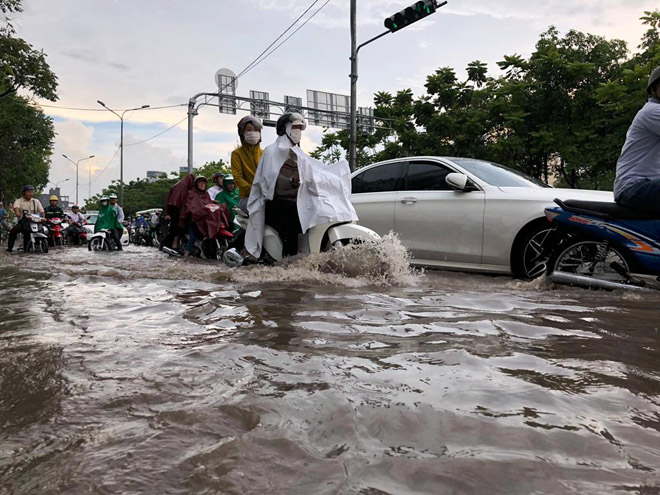 thieu kinh phi ong chu may bom quai vat cau cuu