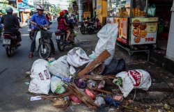 Rác thải bịt kín miệng cống thoát nước ở Sài Gòn