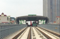 anh tau duong sat tren cao cat linh ha dong chay thu tren pho ha noi