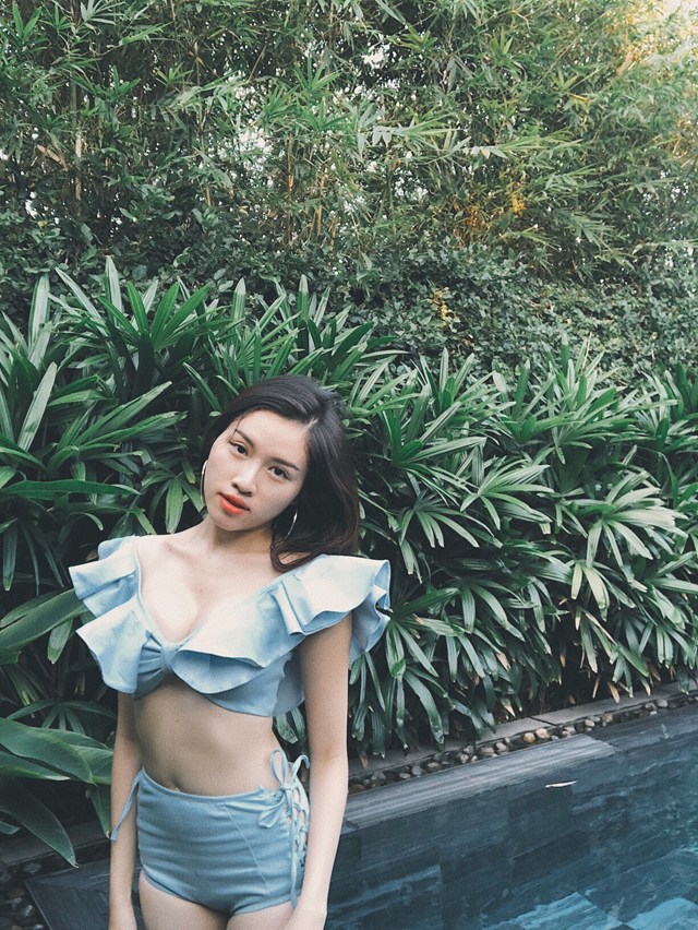 anh bikini nong ruc cua thanh thanh huyen nu mc co doi chan dai 11m