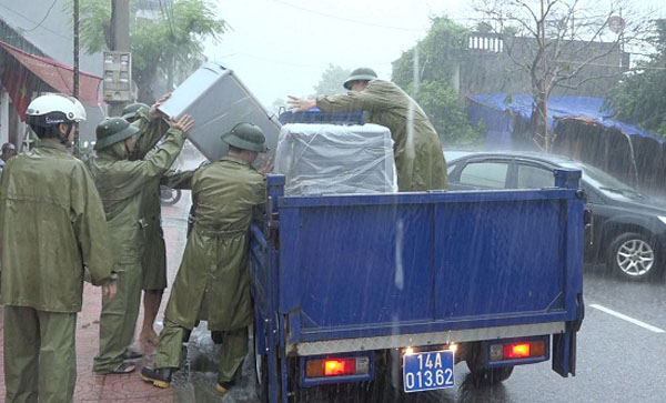 anh cong an dam minh trong mua chuyen do giup dan tranh lu o quang ninh