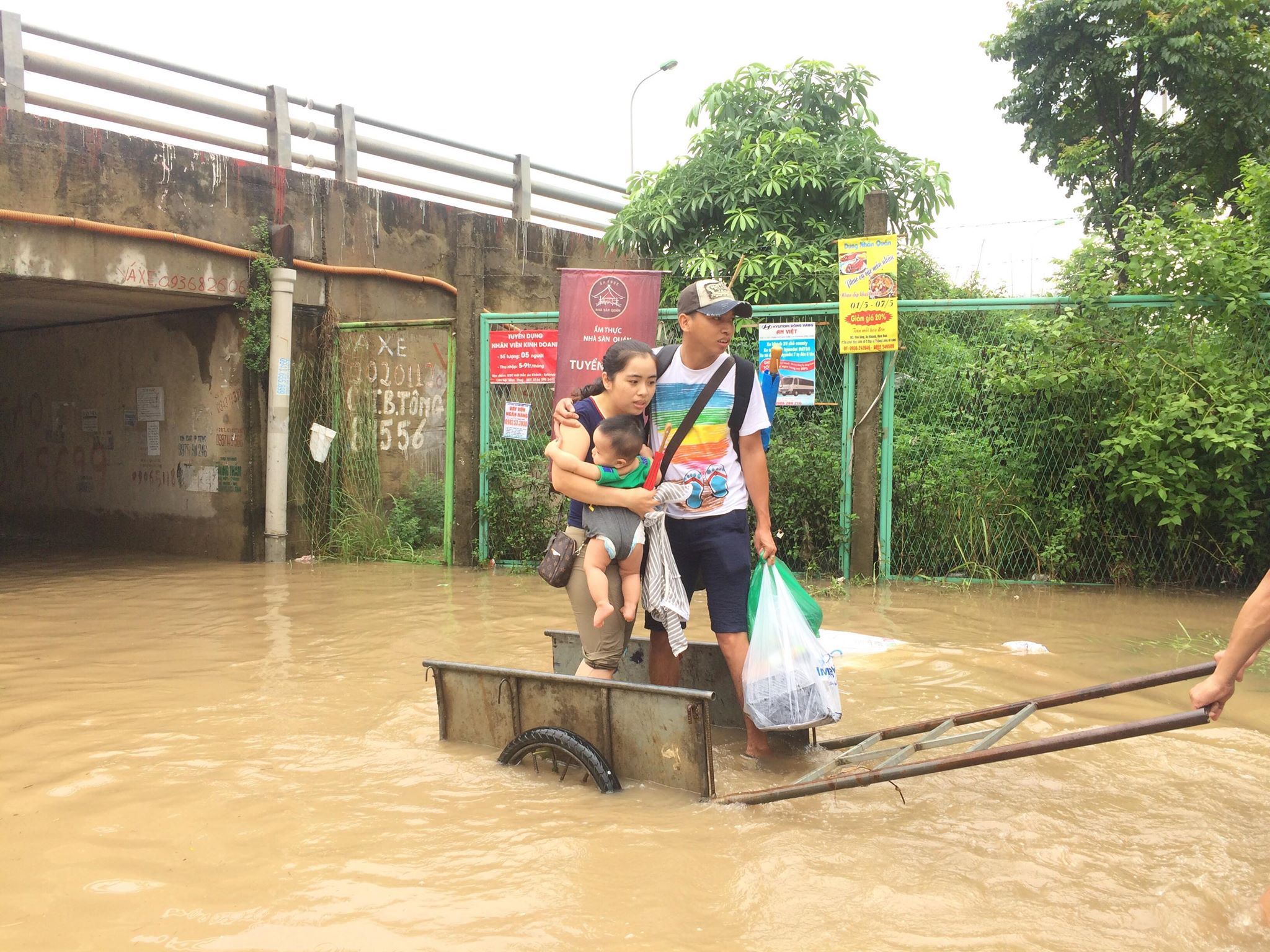 nhung khoanh khac cuoi ra nuoc mat ngay ha noi ngap lut