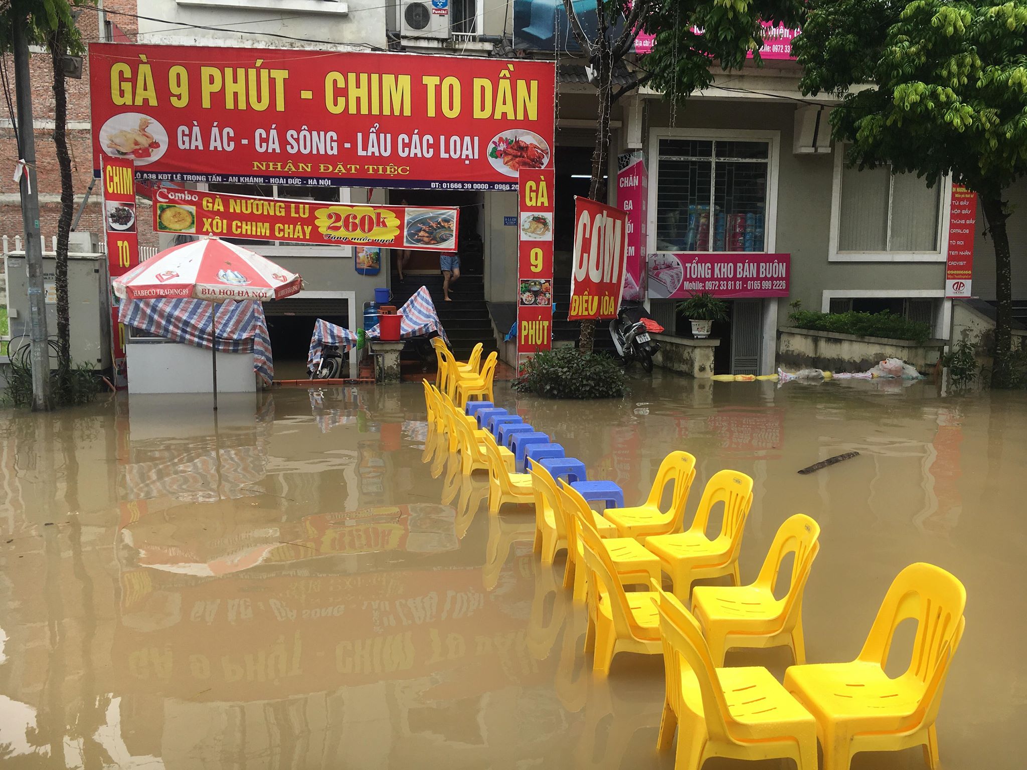 nhung khoanh khac cuoi ra nuoc mat ngay ha noi ngap lut