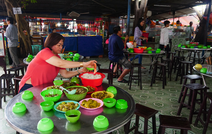 tham quan ngoi chua nam giua song o sai gon