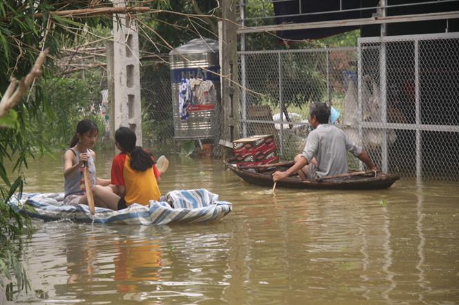 nuoc lu chia cat nhieu khu vuc ngoai thanh ha noi