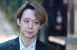 Nhận án treo, “Hoàng tử gác mái” Park Yoo Chun khóc, xin lỗi