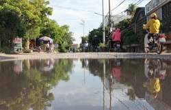 can canh con duong nat nhu tuong dan qua lai khon kho