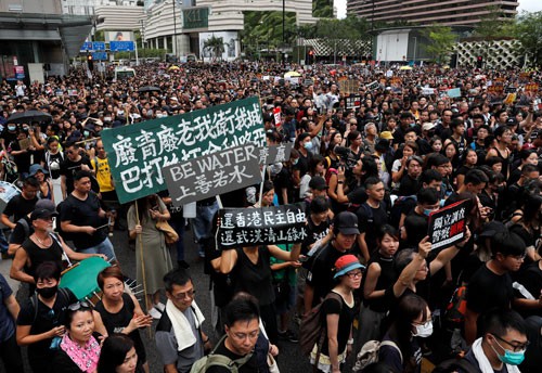 bieu tinh o hong kong nguoi lon tuoi ung ho gioi tre