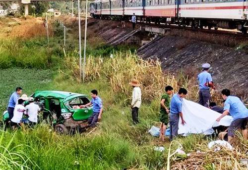 tau hoa huc vang taxi o quang ngai 2 nguoi chet