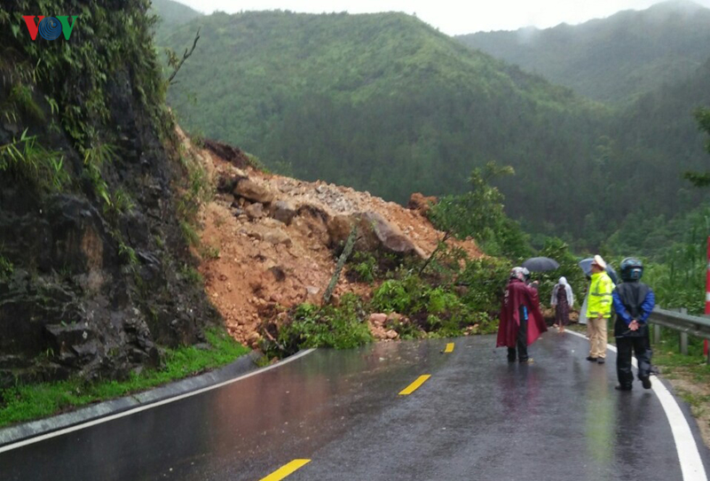 lai chau mua lon hon 6000m3 dat da tran ra duong khien hang loat quoc lo bi chia cat