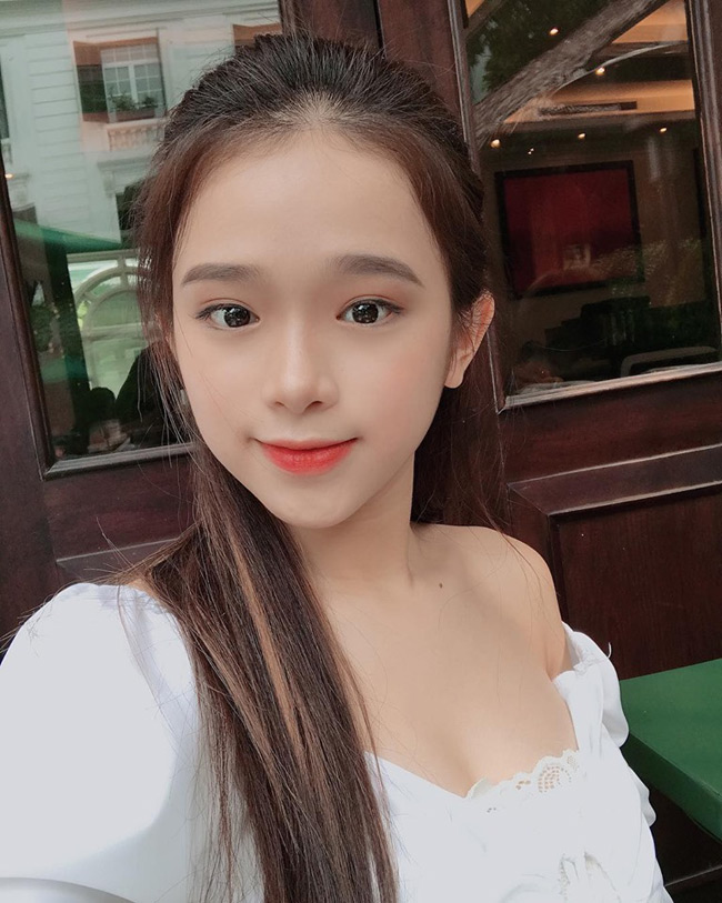 hai co gai thi phi nguoi khoe sieu xe tien ty nguoi ngay cang sexy