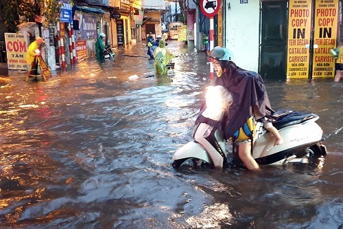 nhieu tuyen pho ha noi ngap sau un tac vi mua lon