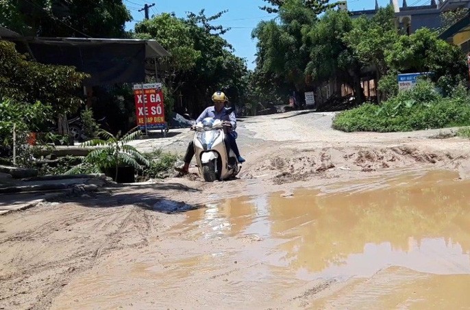 can canh con duong nat nhu tuong dan qua lai khon kho