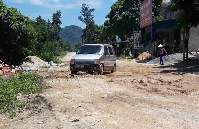 can canh con duong nat nhu tuong dan qua lai khon kho