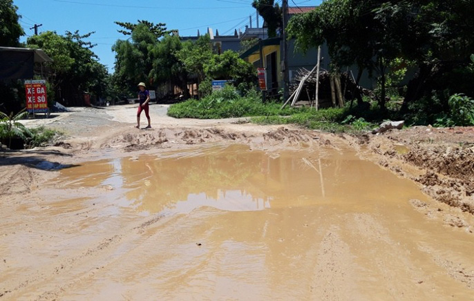 can canh con duong nat nhu tuong dan qua lai khon kho