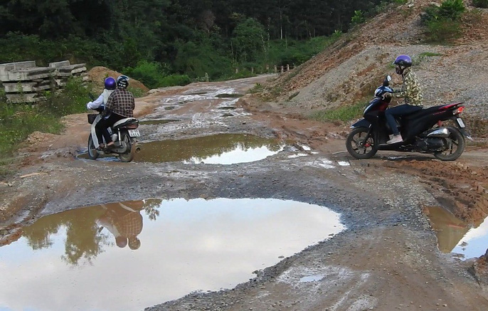 can canh con duong nat nhu tuong dan qua lai khon kho