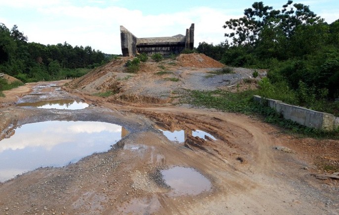 can canh con duong nat nhu tuong dan qua lai khon kho