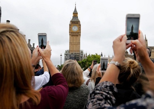 nguoi dan anh nghen ngao nghe tieng big ben vang len lan cuoi