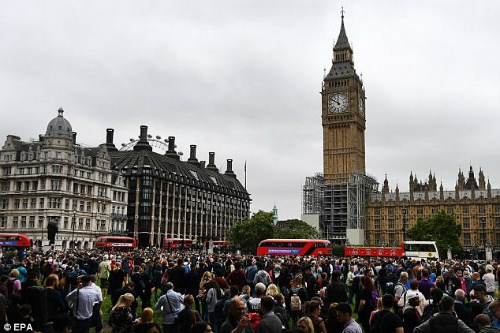 nguoi dan anh nghen ngao nghe tieng big ben vang len lan cuoi