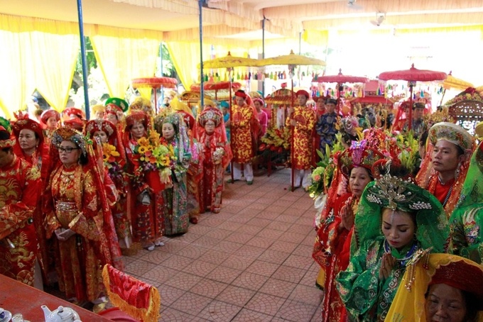 nguoi dan hoa trang thanh tien co thanh ba tham gia le ruoc