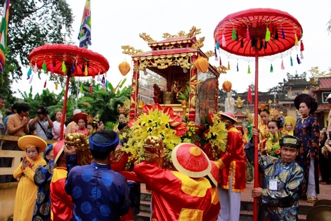 nguoi dan hoa trang thanh tien co thanh ba tham gia le ruoc