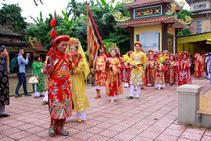 nguoi dan hoa trang thanh tien co thanh ba tham gia le ruoc