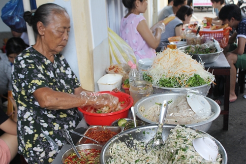 nam quan an lau doi dong khach o da nang