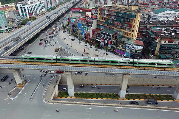 dong dien chay thu tau tren cao luu y nguoi dan xam nhap trai phep