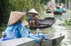 hoc sinh ha noi leo cay treo noc nha di hoc ngay lu