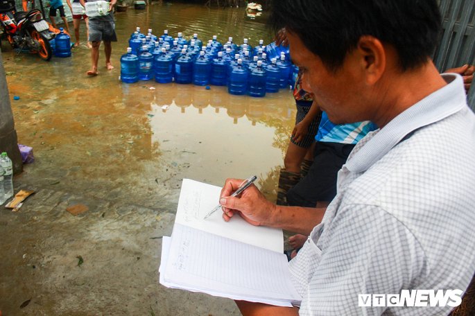 dan vung ron lu ha noi tap nap cheo thuyen di lay nuoc mien phi