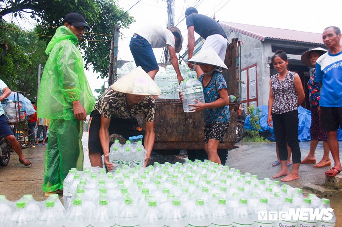 dan vung ron lu ha noi tap nap cheo thuyen di lay nuoc mien phi