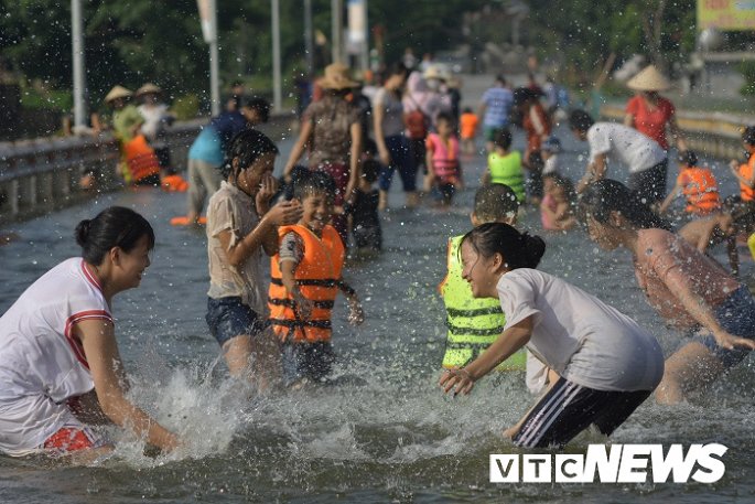 ngap lut lich su o ha noi dan do xo ra tinh lo boi giai nhiet