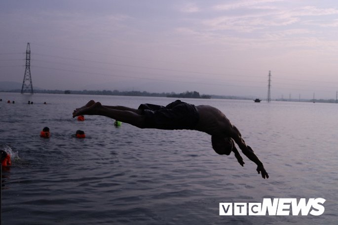 ngap lut lich su o ha noi dan do xo ra tinh lo boi giai nhiet