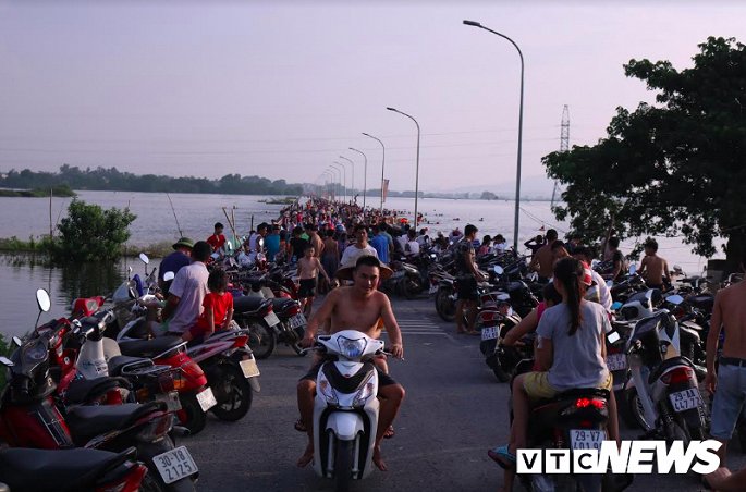 ngap lut lich su o ha noi dan do xo ra tinh lo boi giai nhiet