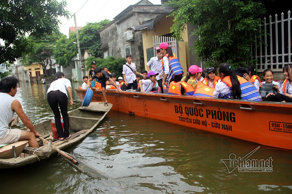 hoc sinh ha noi leo cay treo noc nha di hoc ngay lu