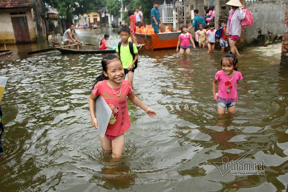 hoc sinh ha noi leo cay treo noc nha di hoc ngay lu