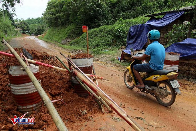 nha dan do nghieng duong xa nut toac hoa binh di dan khan cap