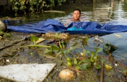 ron lu quoc oai thoa suc cheo thuyen boi loi vay vung khap duong lang