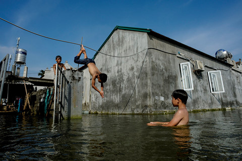 nguoi dan ha noi song chung voi rac gia cam trong ngap lut