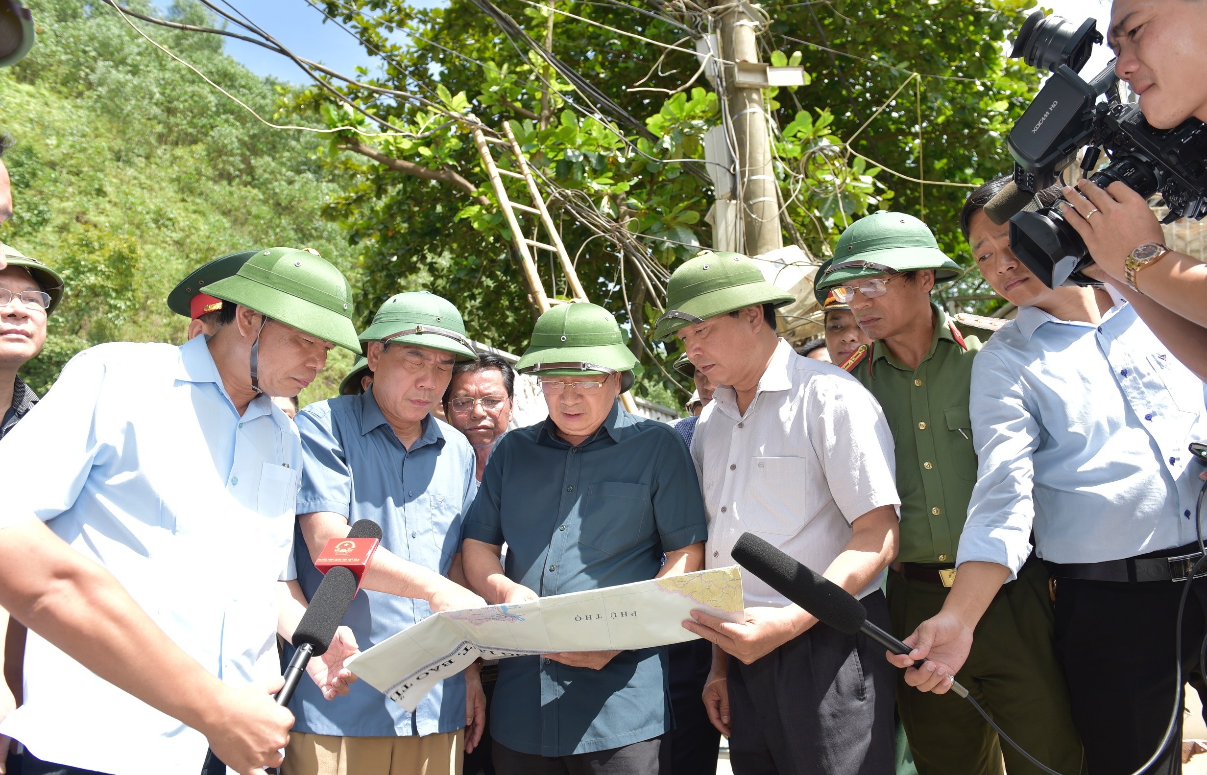 5 can bo cham thi trac nghiem o hoa binh phai lam viec voi cong an la ai