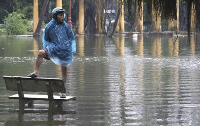 Ảnh trận lụt lịch sử năm 2008 ở Hà Nội: 10 năm nhìn lại vẫn choáng anh tran lut lich su nam 2008 o ha noi 10 nam nhin lai van choang