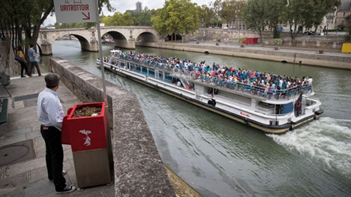 bot tieu tien ngoai troi o paris gay tranh cai