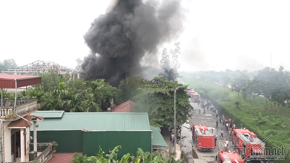 xuong son sat dai lo thang long bien dang sau gan 2 tieng chay lon