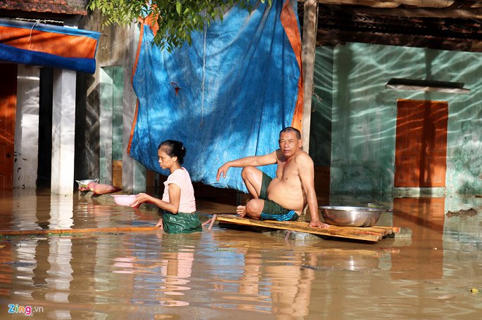 nang nong gay gat dan xu nghe van dam minh trong nuoc lu