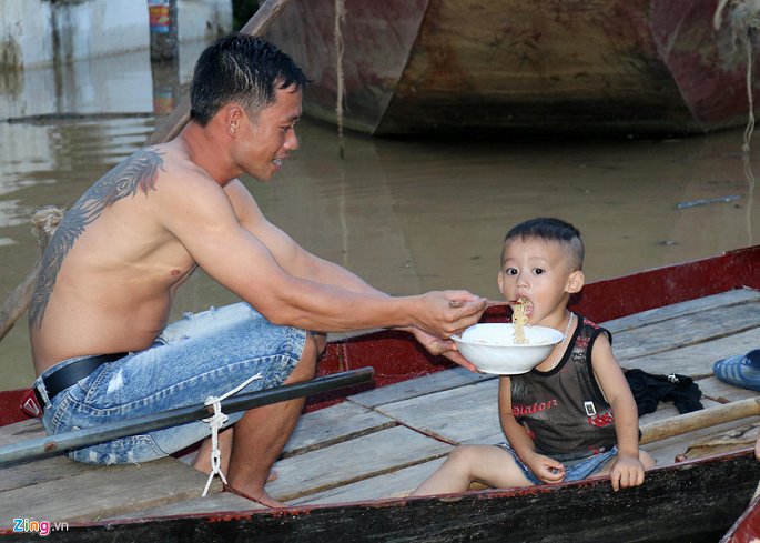 nang nong gay gat dan xu nghe van dam minh trong nuoc lu