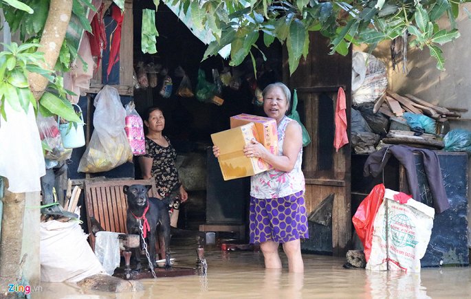 nang nong gay gat dan xu nghe van dam minh trong nuoc lu