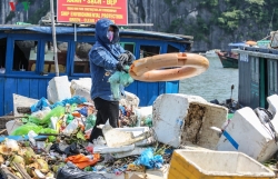 tau du lich boc chay tren vinh ha long