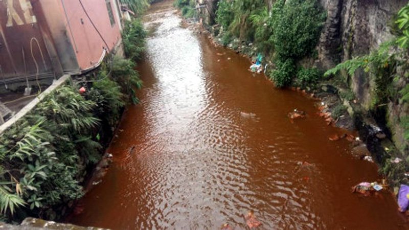 nuoc suoi chuyen mau do giua ha long