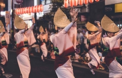 can canh nha hang robot kheu goi o pho den do tokyo